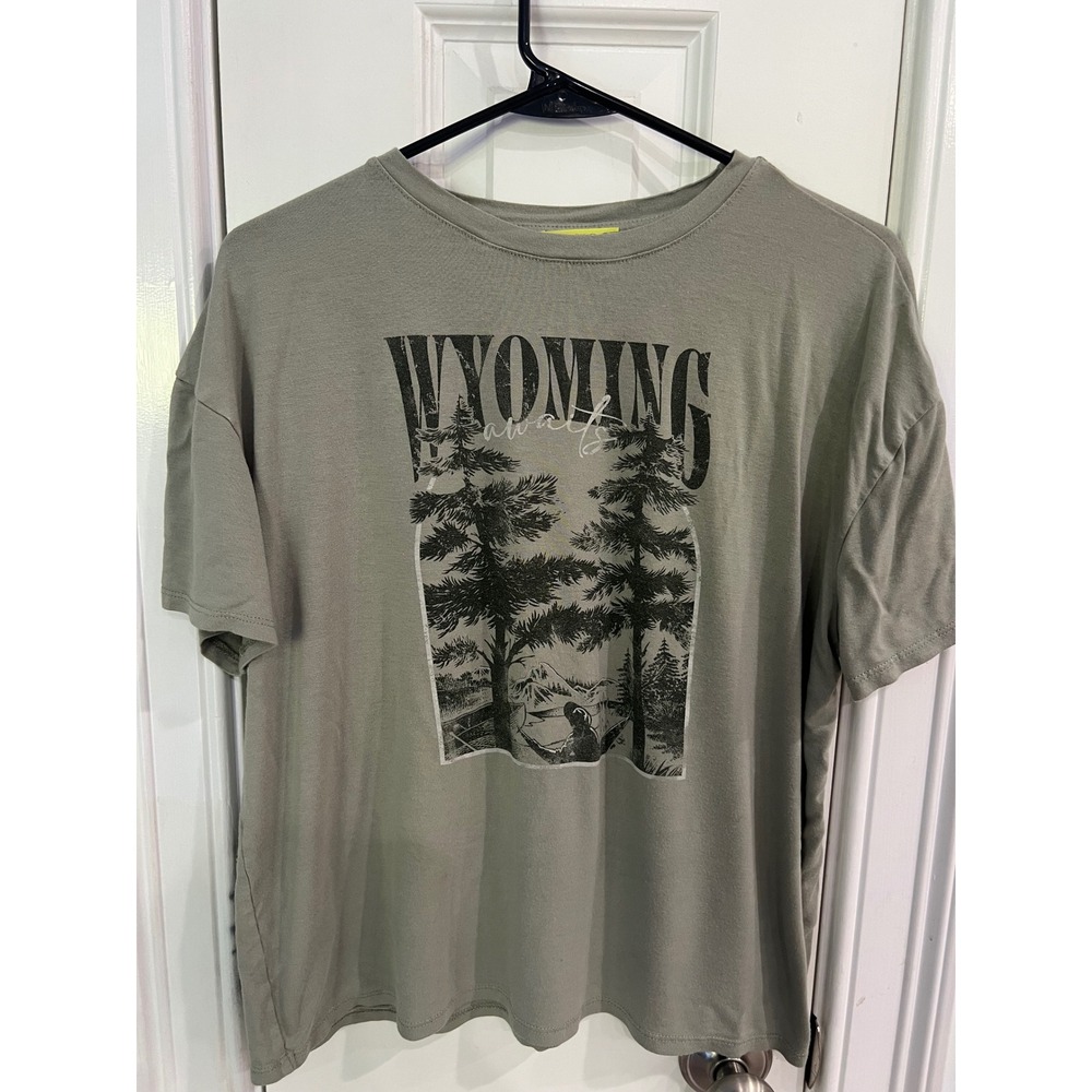 Chit Chat Wyoming Awaits Graphic Tee Sage Green Short Sleeve T-Shirt Large USA